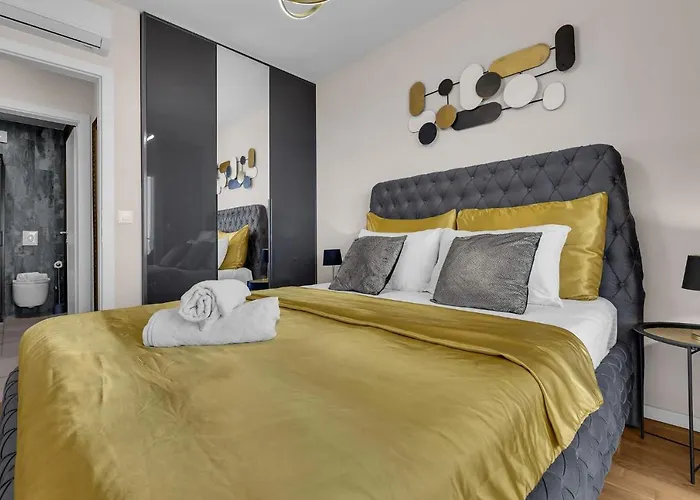 Апартаменти Luxury Mirage *